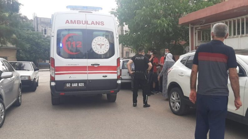 Kendi̇ Kendi̇ni̇ Bıçaklayarak Yaraladı