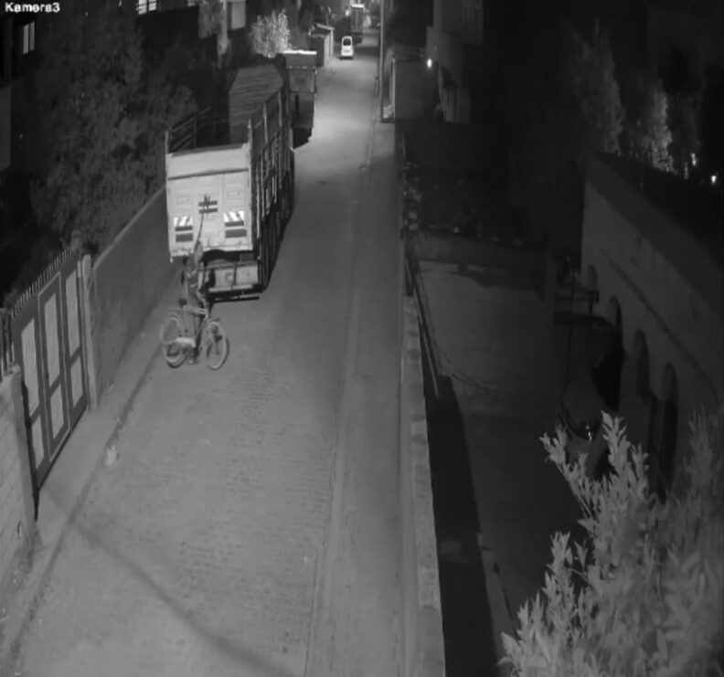 Keşi̇f Yapıp Bi̇si̇klet Çalan Hırsız Güvenli̇k Kamerasına Yakalandı