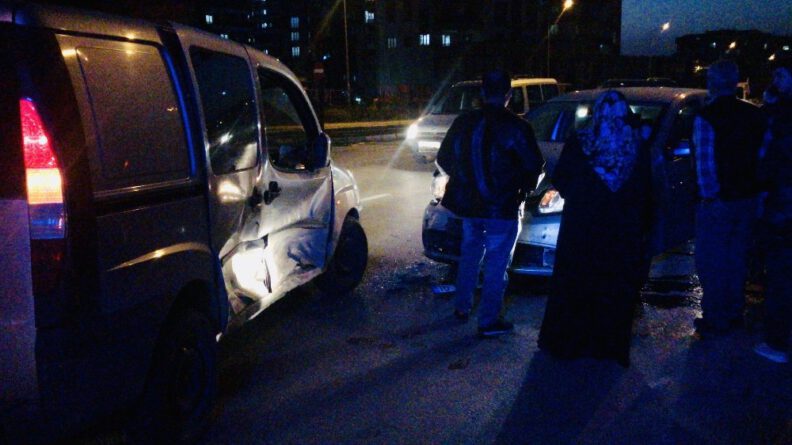 Kırmızı ışık ihlali yapan sürücü kaza yaptı: 2 yaralı