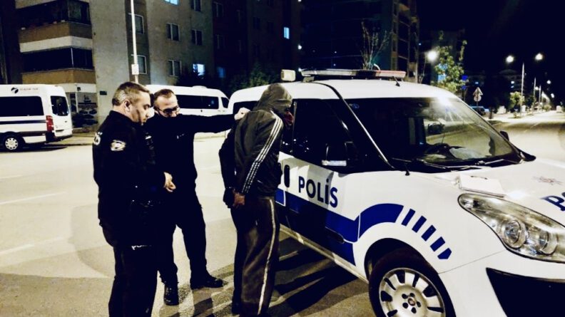 Bursa’da hem yasağı çiğnediler hem de hırsızlık yaptılar!