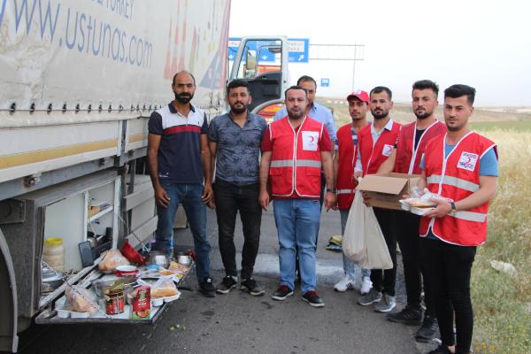 Kızılay’dan Habur’da bekleyen TIR sürücüsüne iftar yemeği