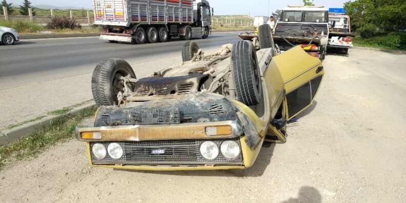 Kontrolden Çıkan Otomobi̇l Takla Attı