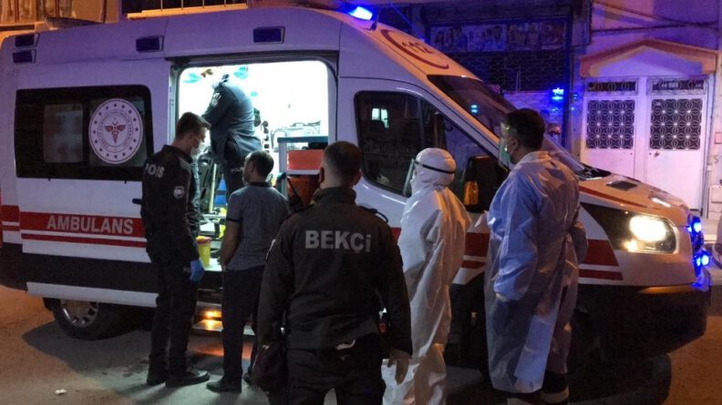 Korona Şüpheli̇si̇ Evi̇nden Çıktı,  Poli̇s Yakalayıp Hastaneye Götürüldü