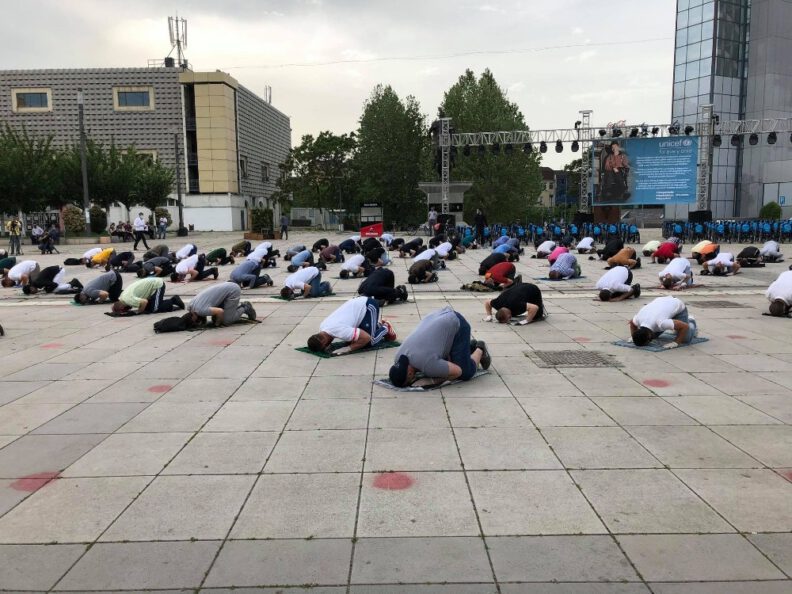 Kosovada Cami̇leri̇n İbadete Açılmaması Protesto Edi̇ldi̇