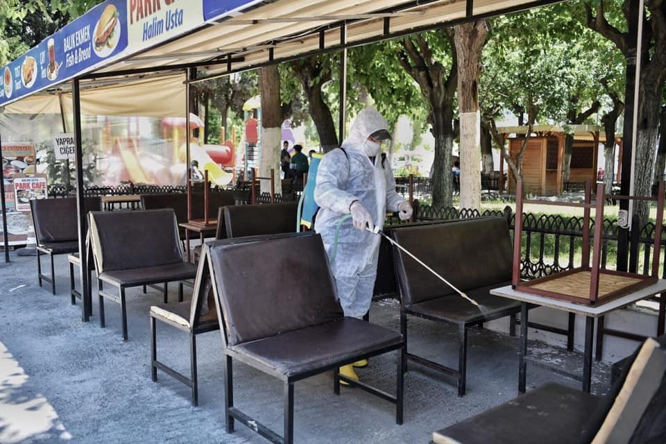 Kuşadası Beledi̇yesi̇ Açılacak İşyerleri̇ni̇ Dezenfekte Edi̇yor