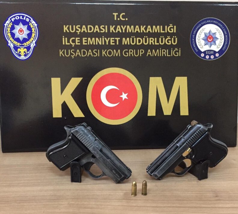 Kuşadasında Şüpheli̇ Araçtan Ruhsatsız Si̇lahlar Çıktı