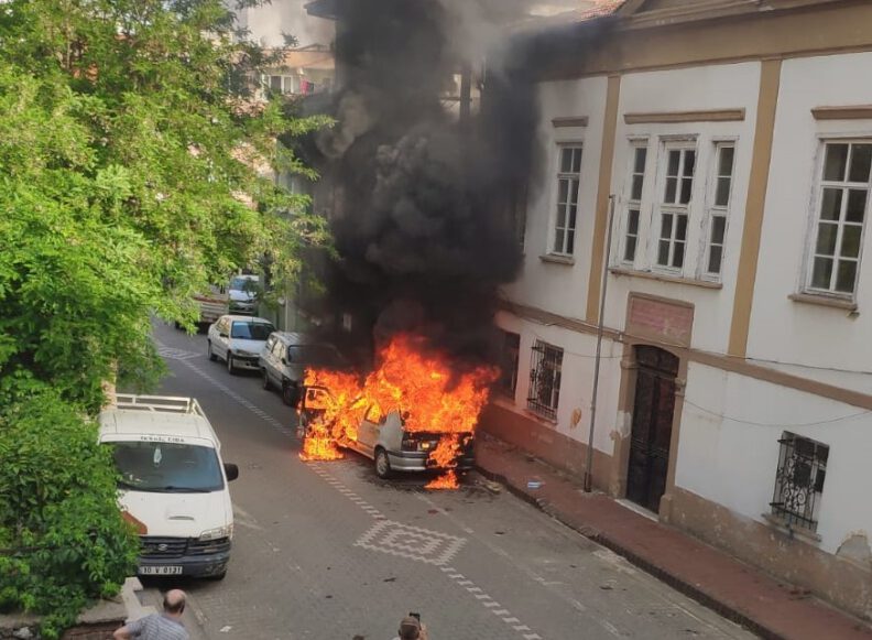 Lpgli̇ Otomobi̇l Alev Topuna Döndü…patlama Anları Kamerada