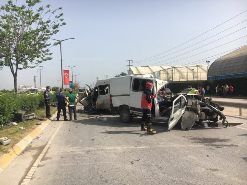 Sakarya’daki kazada araçlar hurdaya döndü