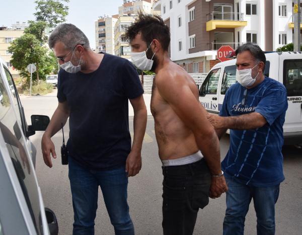 Nefes nefese yakalanan şüpheliyi polis suyla serinletti