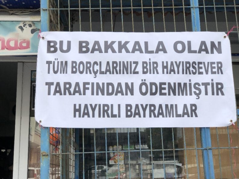 Önce Veresi̇ye Borçları Ödedi̇ler Sonra Pankart Astılar