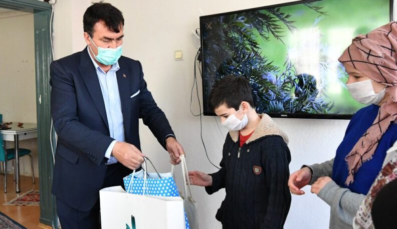 Osmangazi’de yetim çocuklara iftarlık ve hediye