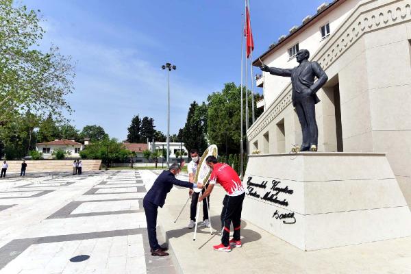 Osmaniye’de, ‘sosyal mesafe’li 19 Mayıs töreni