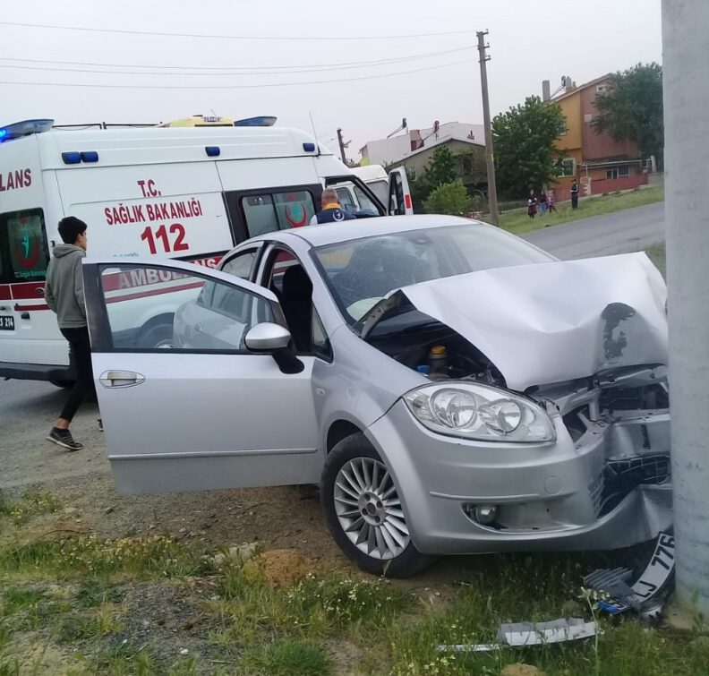 Otomobi̇l Elektri̇k Di̇reği̇ne Çarptı: 2 Yaralı