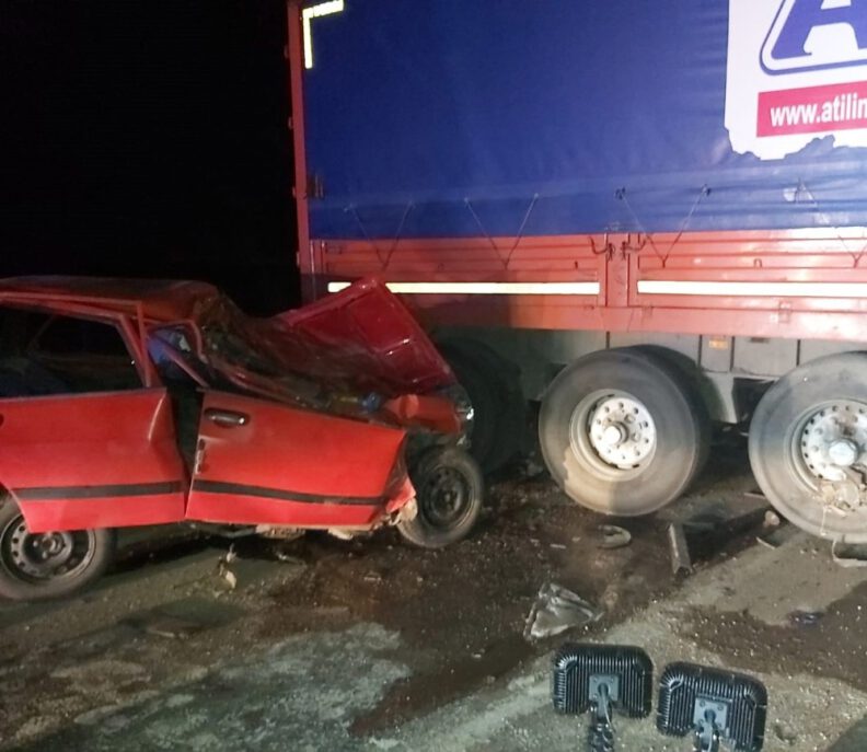 Otomobi̇l Tır Dorsesi̇ne Çarptı: 1 Ölü