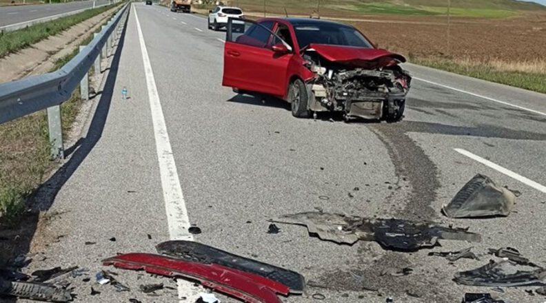 Otomobi̇l Tıra Arkadan Çarptı : 3 Yaralı