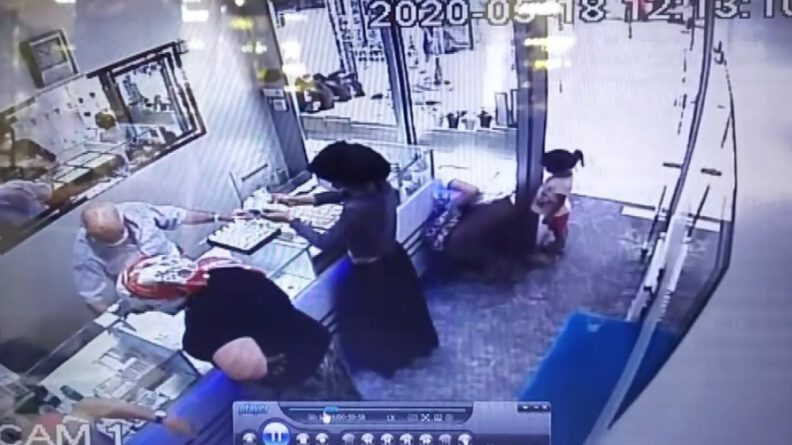 (Özel) Annesi̇ Altın Beğeni̇rken Çocuğu Yüzük Tablasını Çaldı