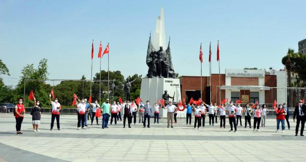 Paraşütçüler Manisa semalarında Türk bayrağı açtı