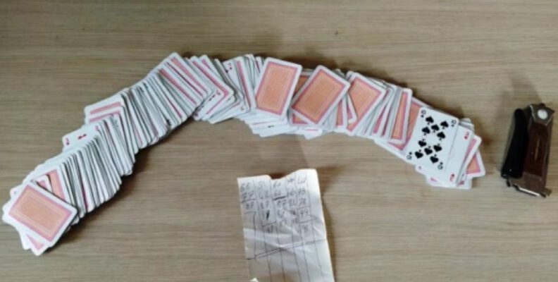 Poli̇si̇ Karşılarında Görünce Kumar Kağıtlarını Camdan Aşağı Attılar