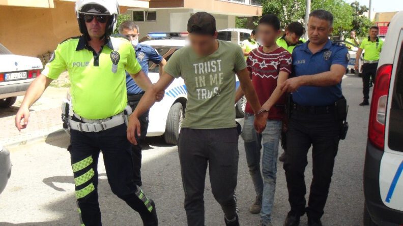 Poli̇si̇n Dur İhtarına Uymadı, Dri̇ft Attığı Aracı Bırakıp Kaçmaya Kalktı