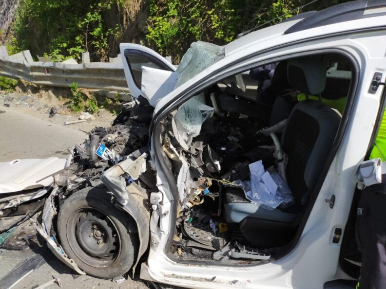 Ri̇zede Halk Otobüsü İle Kamyonet Çarpıştı: 1 Ölü, 6 Yaralı
