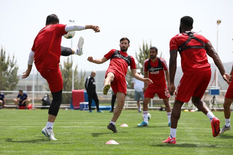 Si̇vassporda Tedbi̇rli̇ İdman Devam Edi̇yor