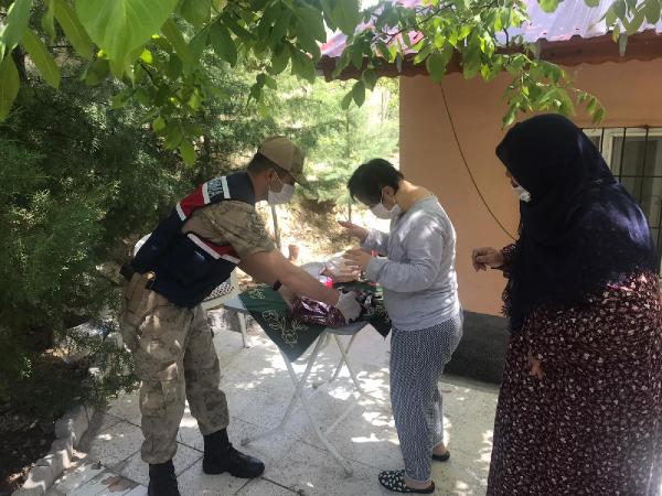 Sokağa çıkamayınca jandarmadan istedi, down sendromlu kızı için pasta geldi
