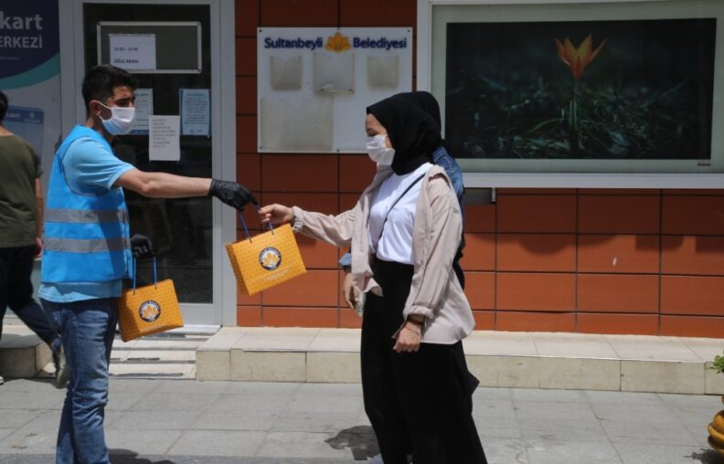 Sultanbeyli̇ Beledi̇yesi̇’nden Gençlere Ki̇tap Sürpri̇zi̇
