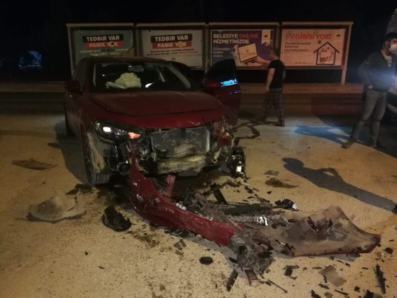 Polis aracına çarptılar, kazalı arabayı bırakıp kaçtılar