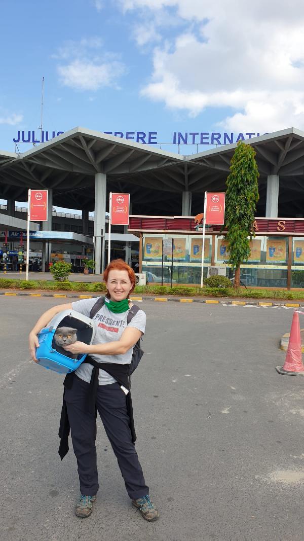 Tanzanya’dan getirilen inşaat mühendisi çift, kedileri ile karantinada