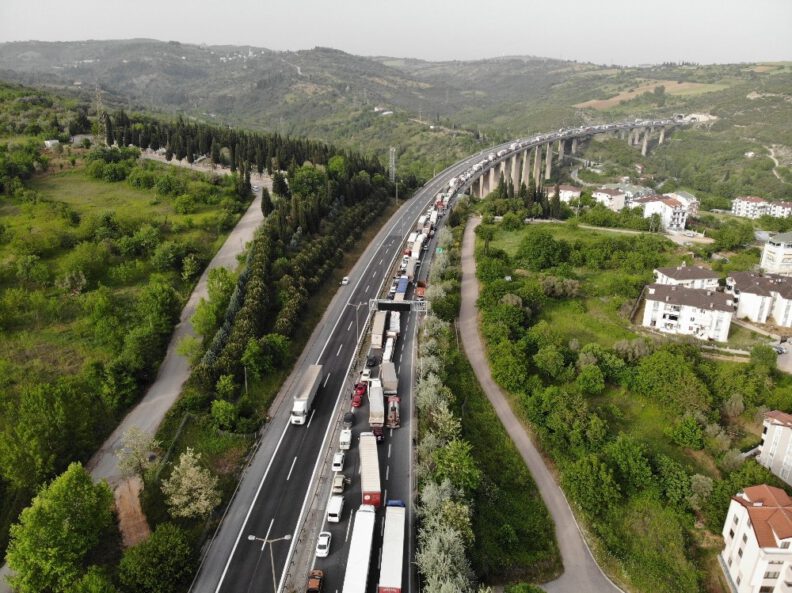 Tem Otoyolu 2 Buçuk Saatte Trafi̇ğe Açılabi̇ldi̇
