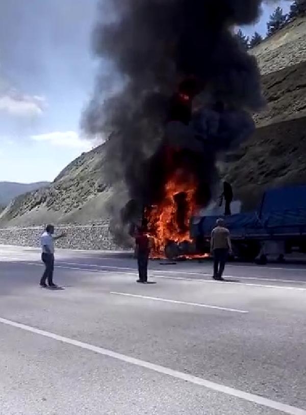 Tokat’ta seyir halindeyken alev alan TIR yandı