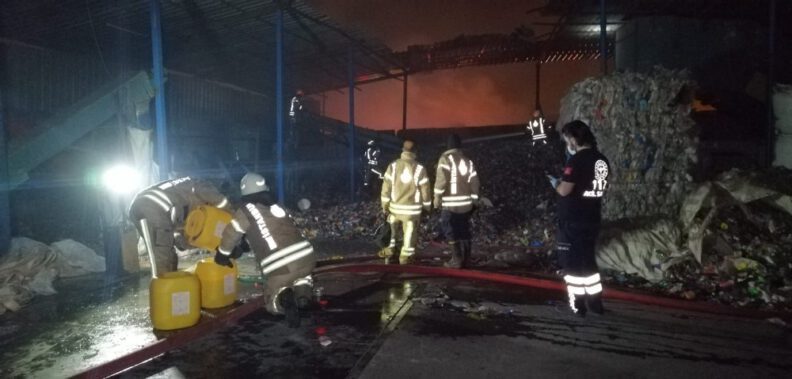 Ümrani̇ye’de Katı Atık Toplama Merkezi̇ndeki̇ Patlama
