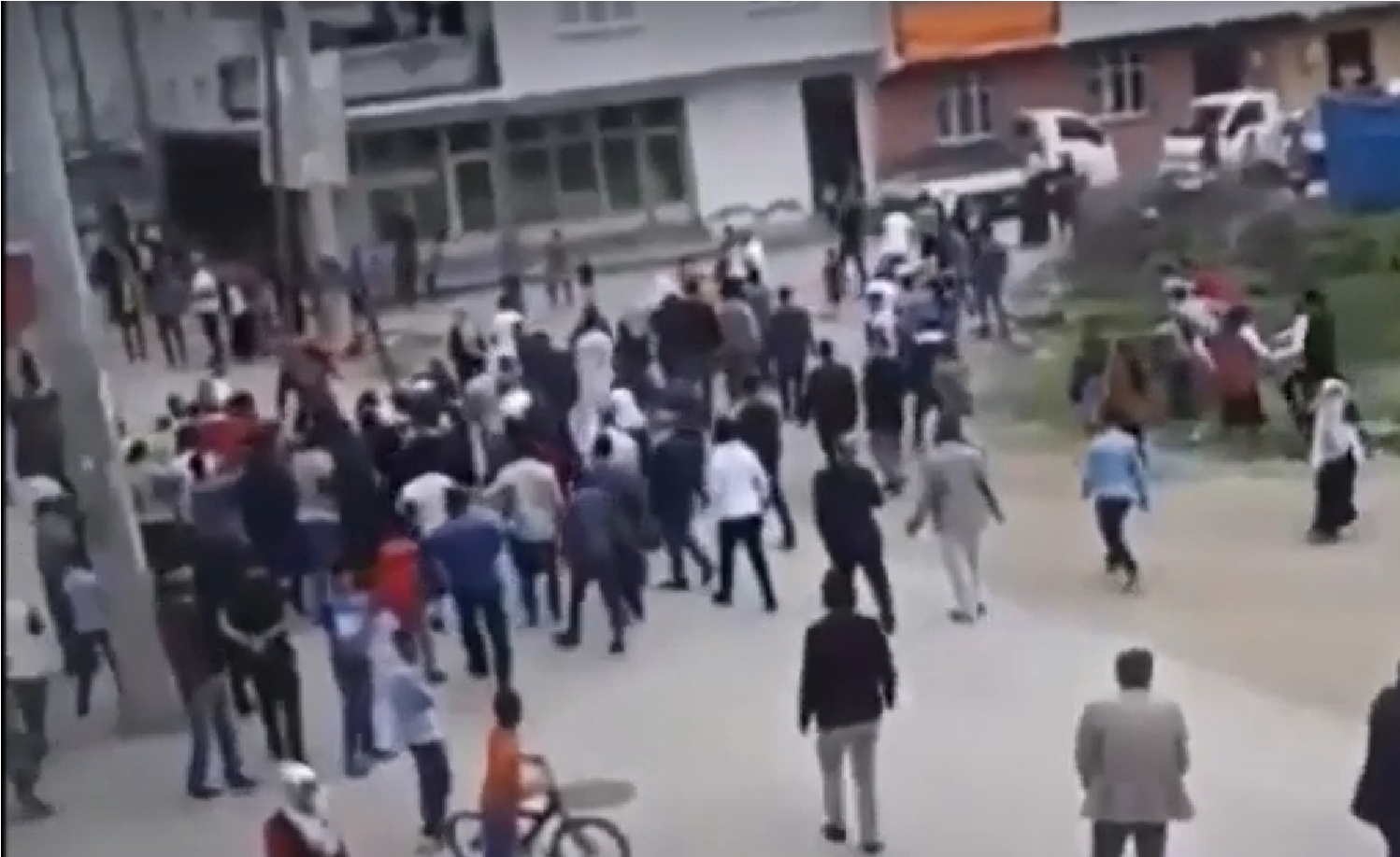 Bursa’da mahalle kavgası izleyenleri şok etti!