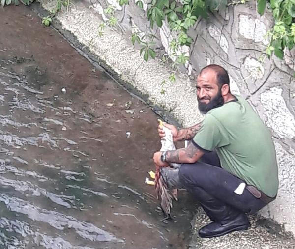 Kurtarmak için dereye indi, mahsur kaldı