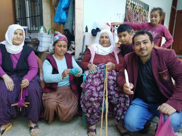 Zekiye Nine salgın döneminde torunlarıyla ‘örme’ yapıyor