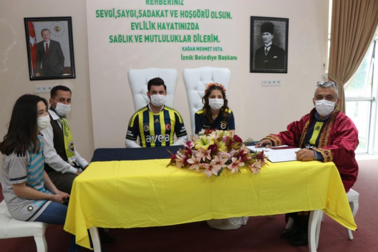 Bursa’da Fenerbahçe formasıyla  nikah kıydılar