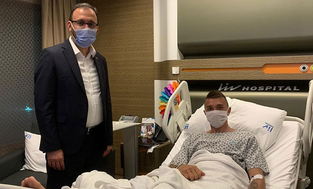 Bakan Kasapoğlu, Muslera’yı ziyaret etti