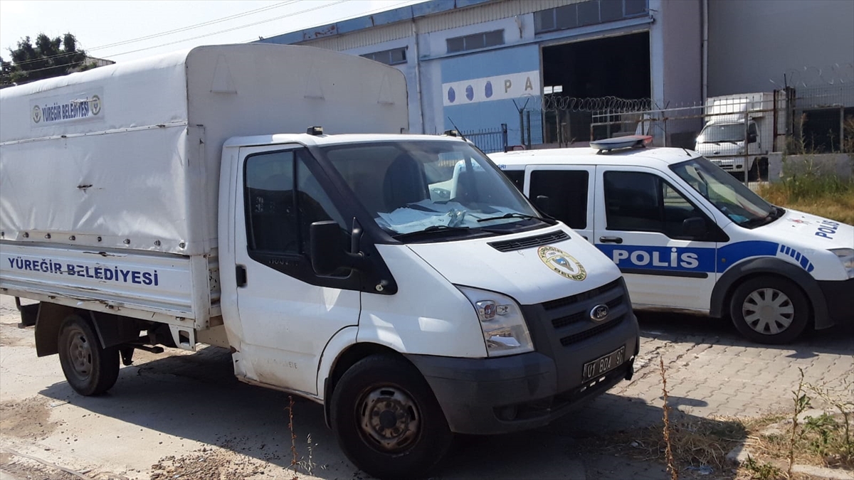 Adana’da yardım kolilerini taşıyan belediyeye ait kamyonet çalındı