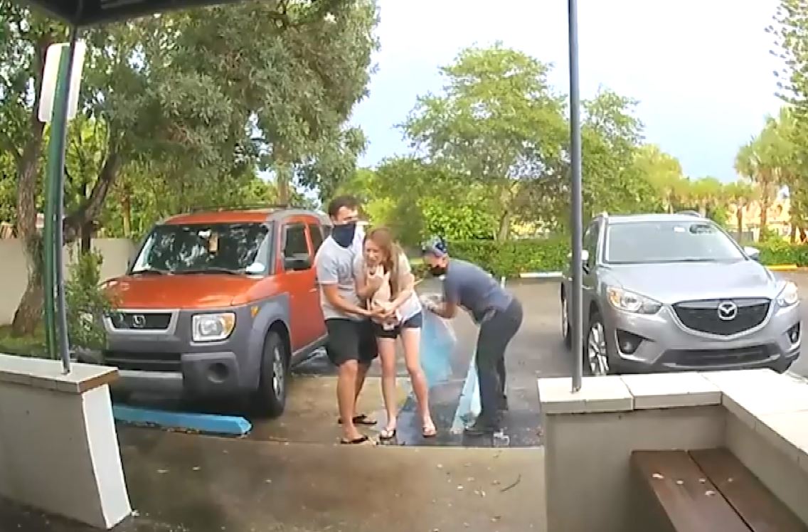 Doğum sancısına dayanamadı klinik otoparkında doğum yaptı