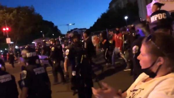 ABD’de protestocular Beyaz Saray’ı savaş alanına çevirdi