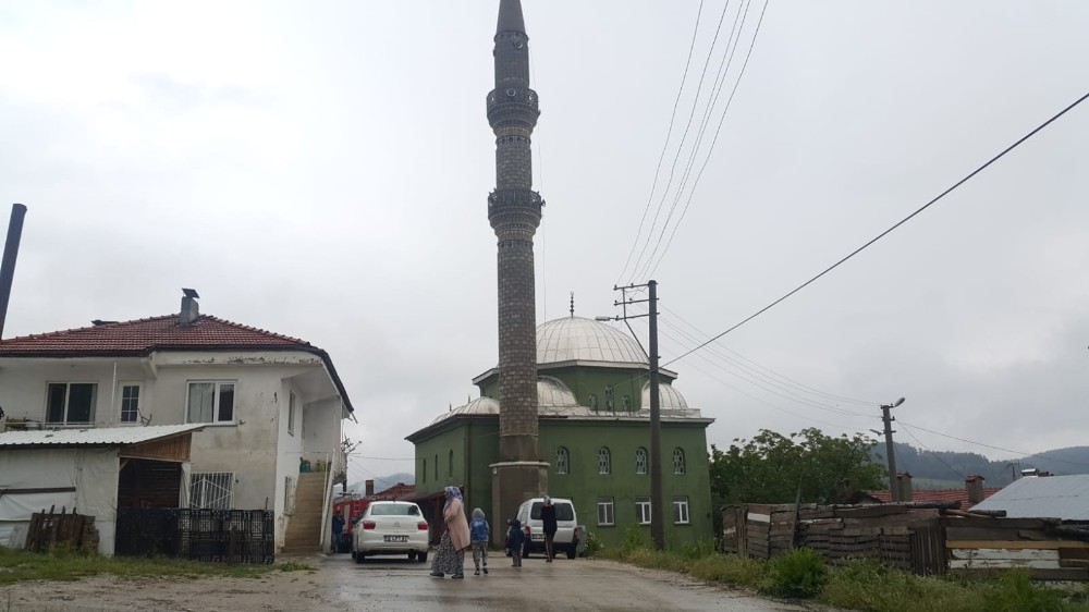 Bursa’da camiye yıldırım düştü, yangın çıktı!