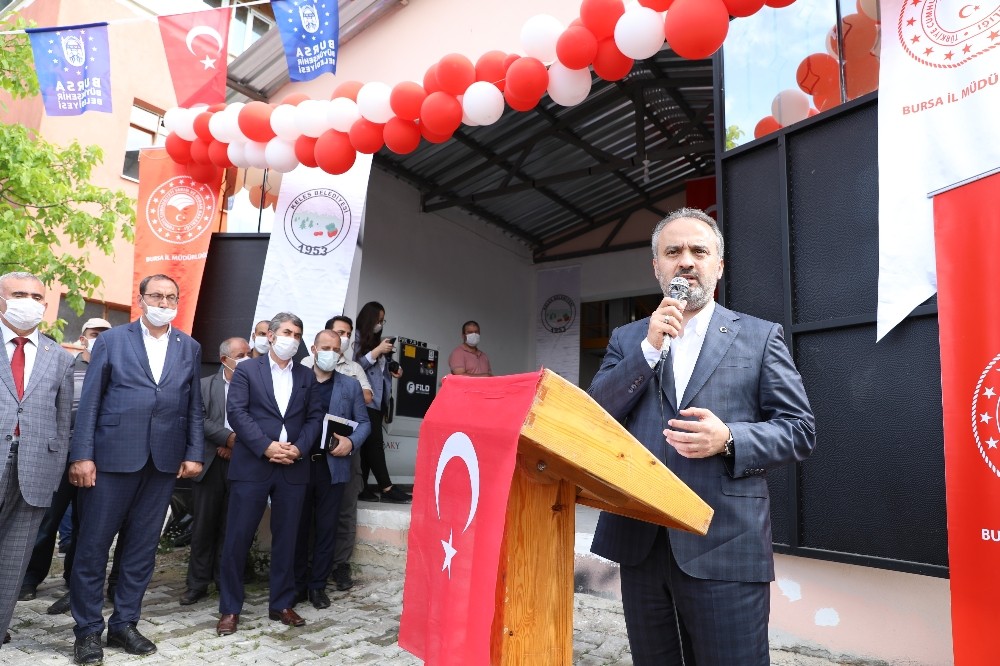 Bursa Büyükşehir, selden etkilenen köylünün yanında