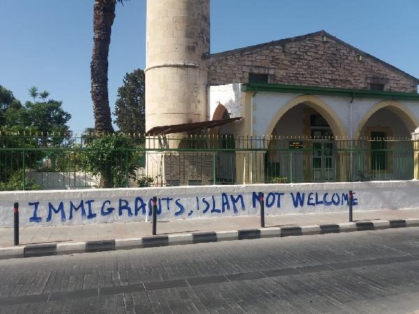 Güney Kıbrıs’ta camiye molotoflu saldırı!