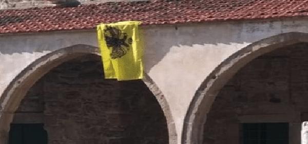 Cami duvarına Bizans bayrağı astılar!