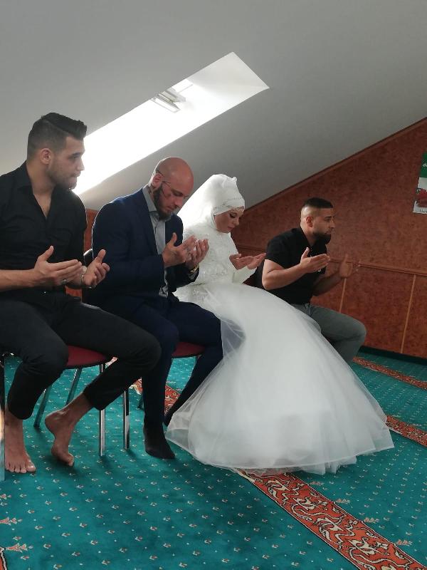 İslam’ı seçen Avusturyalı şampiyon dövüşçü Ott’un nişanlısı da Müslüman oldu