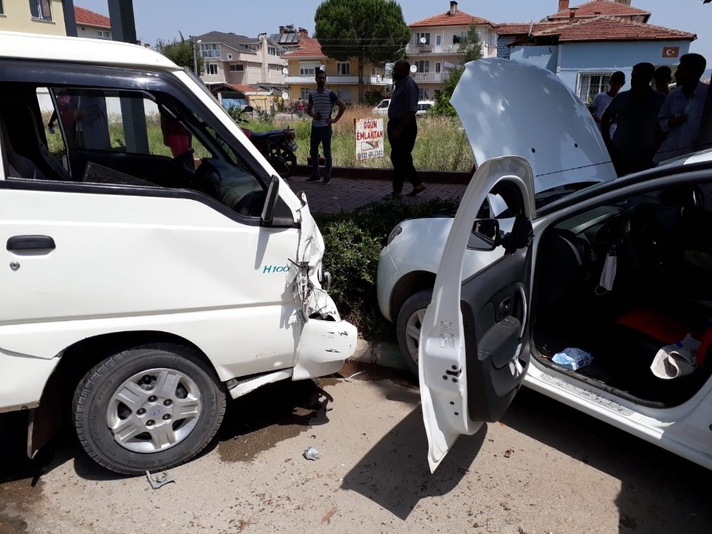 Bursa’da kamyonetle otomobi̇l çarpıştı: 7 yaralı