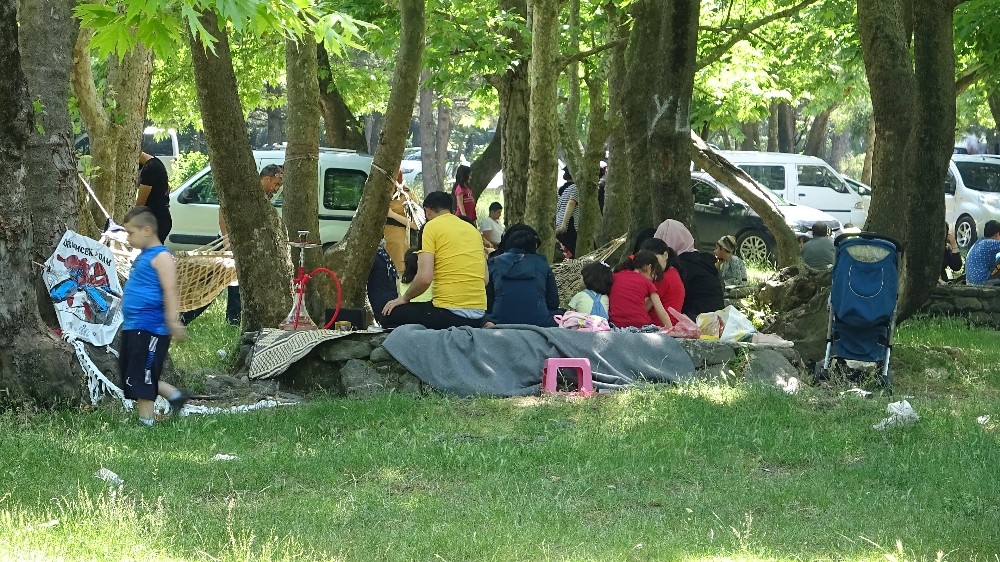 Bursalılar virüsü unuttu, piknik alanlarına akın etti