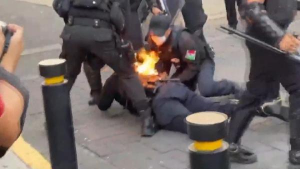 Protestocular polisin üzerine benzin döküp ateşe verdiler