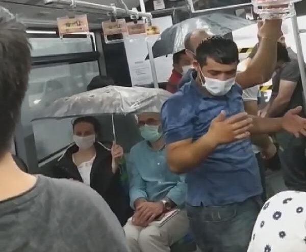 Metrobüste yağmurdan şemsiye ile korundular