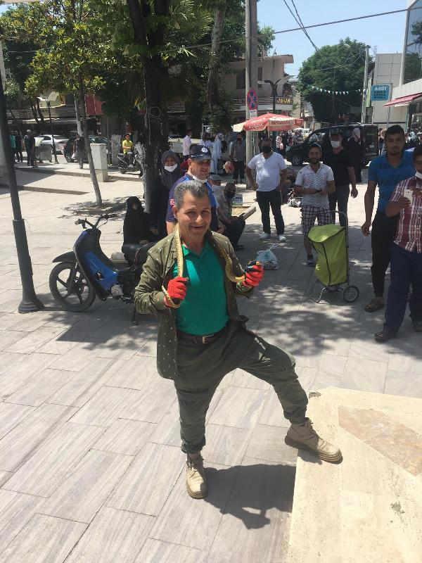Motosiklet üzerinde gördüğü yılanla tehlikeli pozlar verdi!